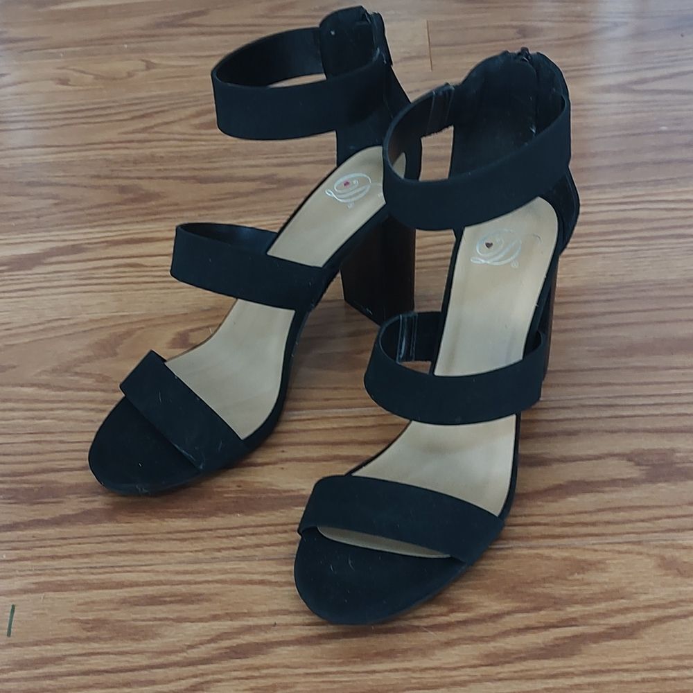 Derek Heart Chunky ankle strap black heels Sz 8.5